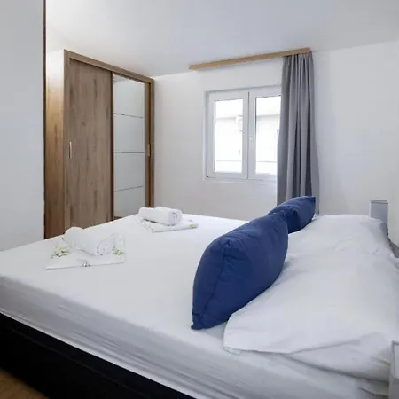 1 Apartment Split