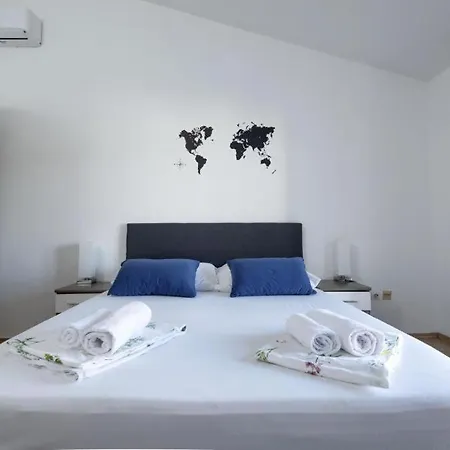 1 Apartment *