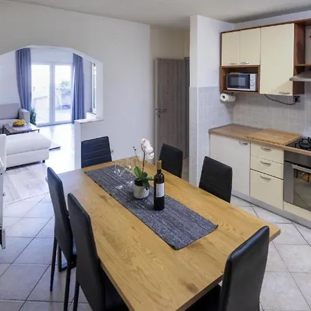 1 Apartment *
